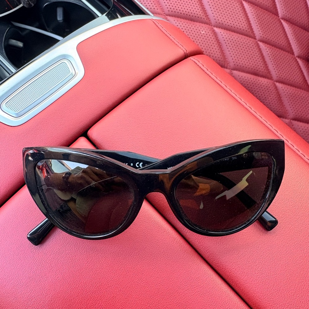 Chic Black Cat-Eye Sunglasses